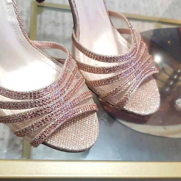 David bridal Gold Sparkly Shoes size 8 - Picture 2 of 8